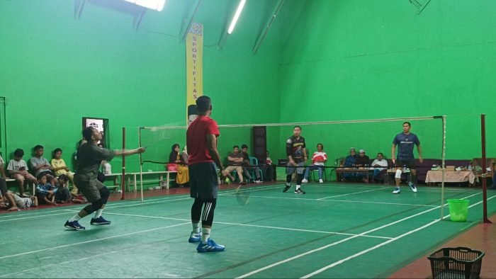 Turnamen Bulutangkis Se Kota Balikpapan memperebutkan Piala Ketua DPRD Provinsi Kalimantan Dibuka dengan Pertandingan Persahabatan Forkopimda Balikpapan.  Foto: BorneoFlash.com/Niken Sulastri.