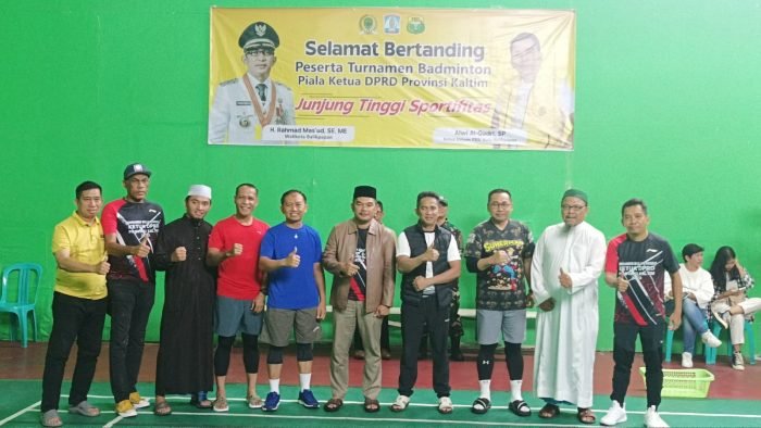 Turnamen Bulutangkis Se Kota Balikpapan memperebutkan Piala Ketua DPRD Provinsi Kalimantan dibuka oleh Wali Kota Balikpapan H Rahmad Mas'ud, di Gedung Bulu Tangkis Aliran Jaya Batu Arang Kecamatan Balikpapan Barat, pada hari Minggu (3/9/2023) malam. Foto: BorneoFlash.com/Niken Sulastri.