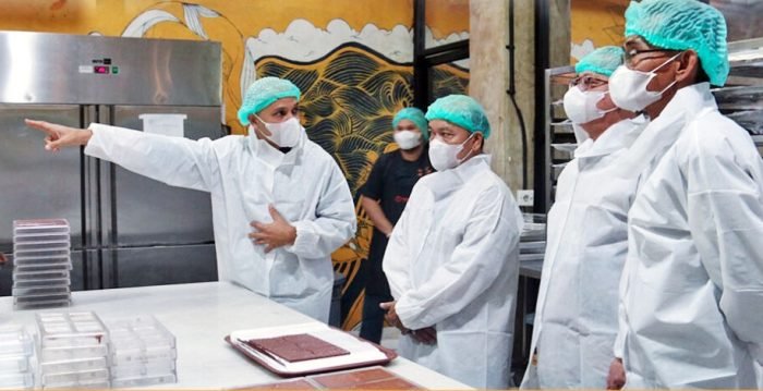 Wabup Mahulu Yohanes Avun didampingi oleh Sekda Stephanus Madang mengunjungi pabrik pengolahan Kakao Pipiltin Cocoa di Jakarta, pada Selasa (29/08/2023). Foto: HO/Prokopim Mahulu