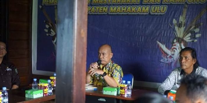 REGULASI: Wabup Mahulu Yohanes Avun memberikan arahan terkait rancangan perbup di Kantor DPMK Mahulu, Kamis (21/9/2023). Foto: IST/KPM