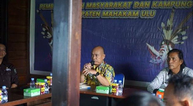 REGULASI: Wabup Mahulu Yohanes Avun memberikan arahan terkait rancangan perbup di Kantor DPMK Mahulu, Kamis (21/9/2023). Foto: IST/KPM