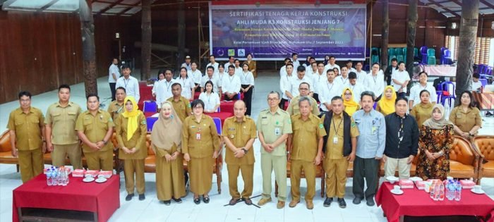Wabup Mahulu Yohanes Avun, membuka Pelatihan dan Sertifikasi Tenaga Kerja Konstruksi Ahli Muda K3 Konstruksi Jenjang 7 di Balai Adat Ujoh Bilang, Senin (04/09/2023). Foto: HO/Prokopim Mahulu.