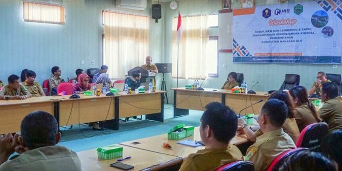 Wabup Mahulu Yohanes Avun membuka Workshop Sosialisasi Pendampingan Penjenjangan Kinerja Pemkab Mahulu di ruang rapat Bappelitbangda, Senin (04/09/2023). Foto: HO/Prokopim Mahulu.