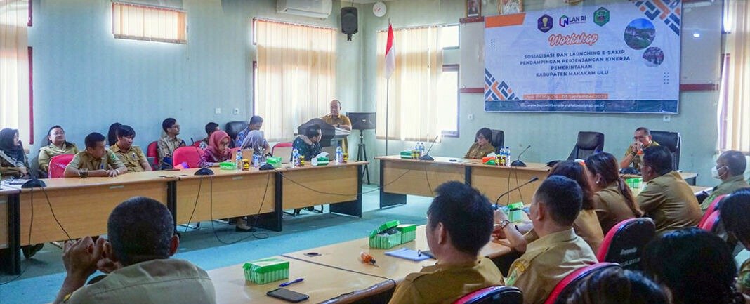 Wabup Mahulu Yohanes Avun membuka Workshop Sosialisasi Pendampingan Penjenjangan Kinerja Pemkab Mahulu di ruang rapat Bappelitbangda, Senin (04/09/2023). Foto: HO/Prokopim Mahulu.