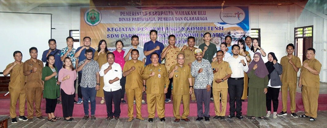 Wabup Mahulu Yohanes Avun membuka acara Pengembangan Kompetensi SDM Pariwisata dan Ekonomi Kreatif (Ekraf) Tingkat Dasar di Balai Pertemuan Umum Ujoh Bilang, Selasa (05/09/2023). Foto: HO/Prokopim Mahulu.