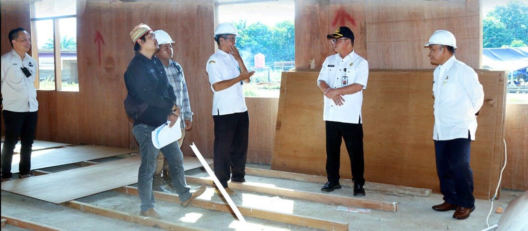 Wabup Mahulu Yohanes Avun (paling kanan) turun langsung meninjau progres Pembangunan kantor semi permanen untuk OPD yang berlokasi di kawasan Sebenaq Kampung Ujoh Bilang, Rabu (06/09/2023). Foto: HO/Prokopim Mahulu.