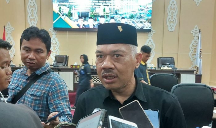 Wakil Ketua DPRD Kota Balikpapan Budiono, Diwawancara  awak media usai rapat paripurna,pada hari Senin (18/9/2023). Foto: BorneoFlash.com/Niken Sulastri.