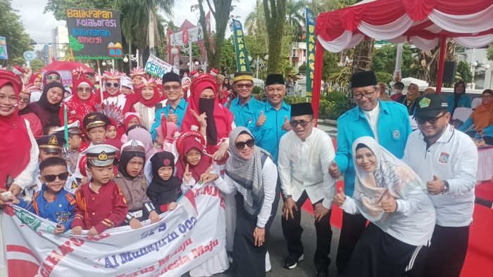 Wali Kota Balikpapan H Rahmad Mas'ud bersama Forkopimda menyaksikan peserta karnaval BKPAKSI Kota Balikpapan di Depan Balai Kota Balikpapan pada hari Minggu (3/9/2023). Foto: BorneoFlash.com/Niken Sulastri.