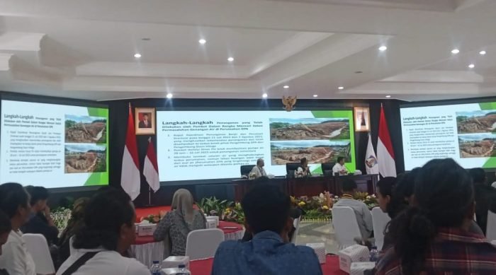 Wali Kota Balikpapan H Rahmad Mas'ud melakukan audiensi bersama Aliansi Warga RT 42 dan RT 52 Perumahan GPA dan Mahasiswa, di Auditorium Balai Kota Balikpapan, pada hari Jumat (22/9/2023). Foto: BorneoFlash.com/NikenSulastri.