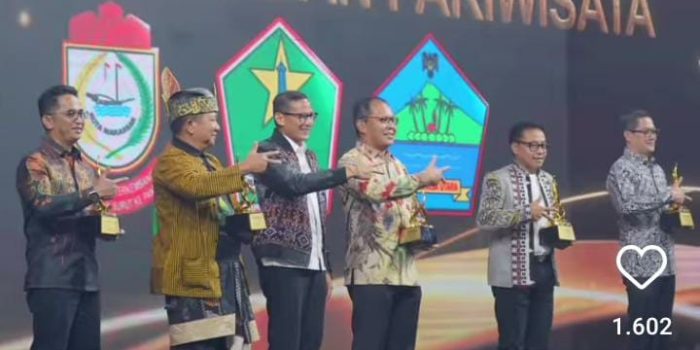 Wali Kota Balikpapan H Rahmad Mas'ud menerima penghargaan dari KompasTV pada puncak perayaan HUT ke 12, di The Sultan Hotel Jakarta, pada hari Senin (11/9/2023) malam. Foto: BorneoFlash.com/Ist.