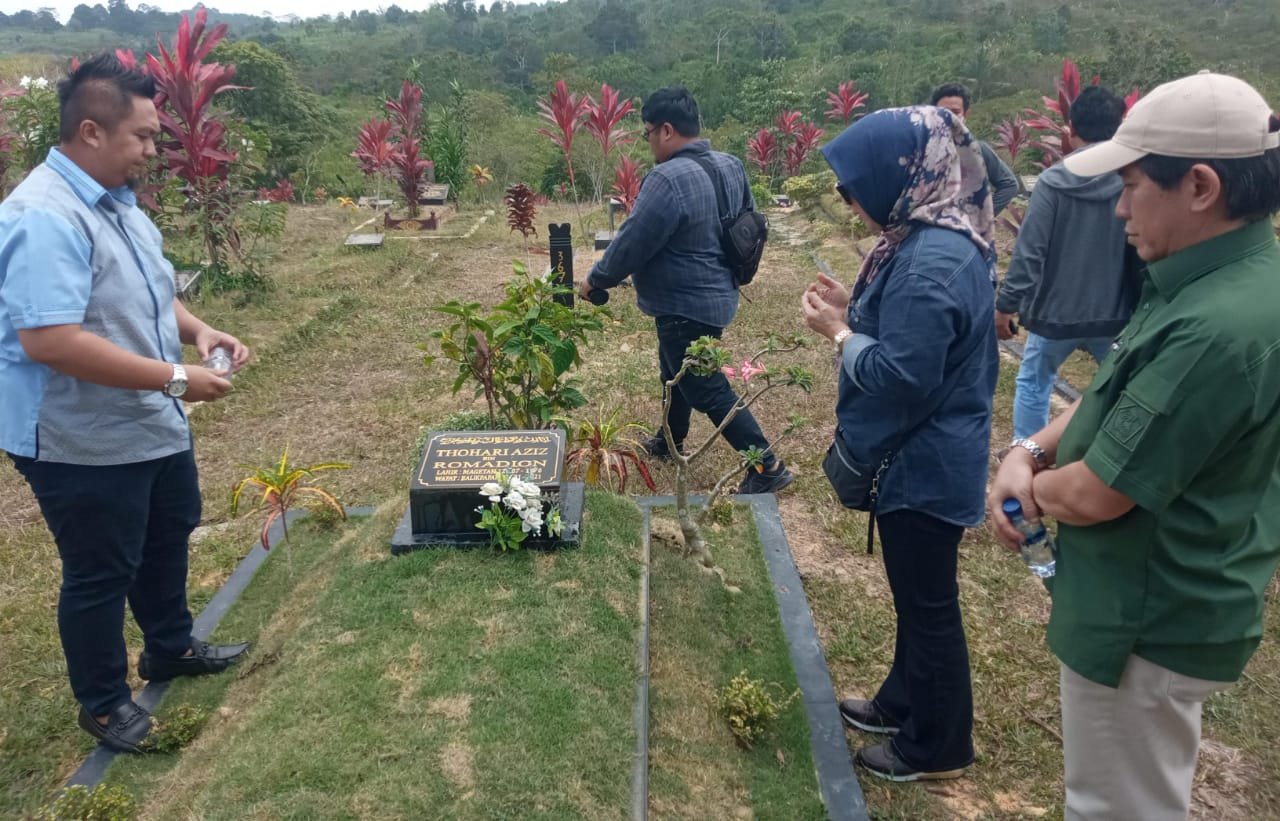 Komisi III DPRD Balikpapan tinjau pemakaman covid, di Jalan Soekarno Hatta Kilometer 15, pada hari Selasa 5 September 2023. (Foto:BorneoFlash.com/Niken Sulastri)