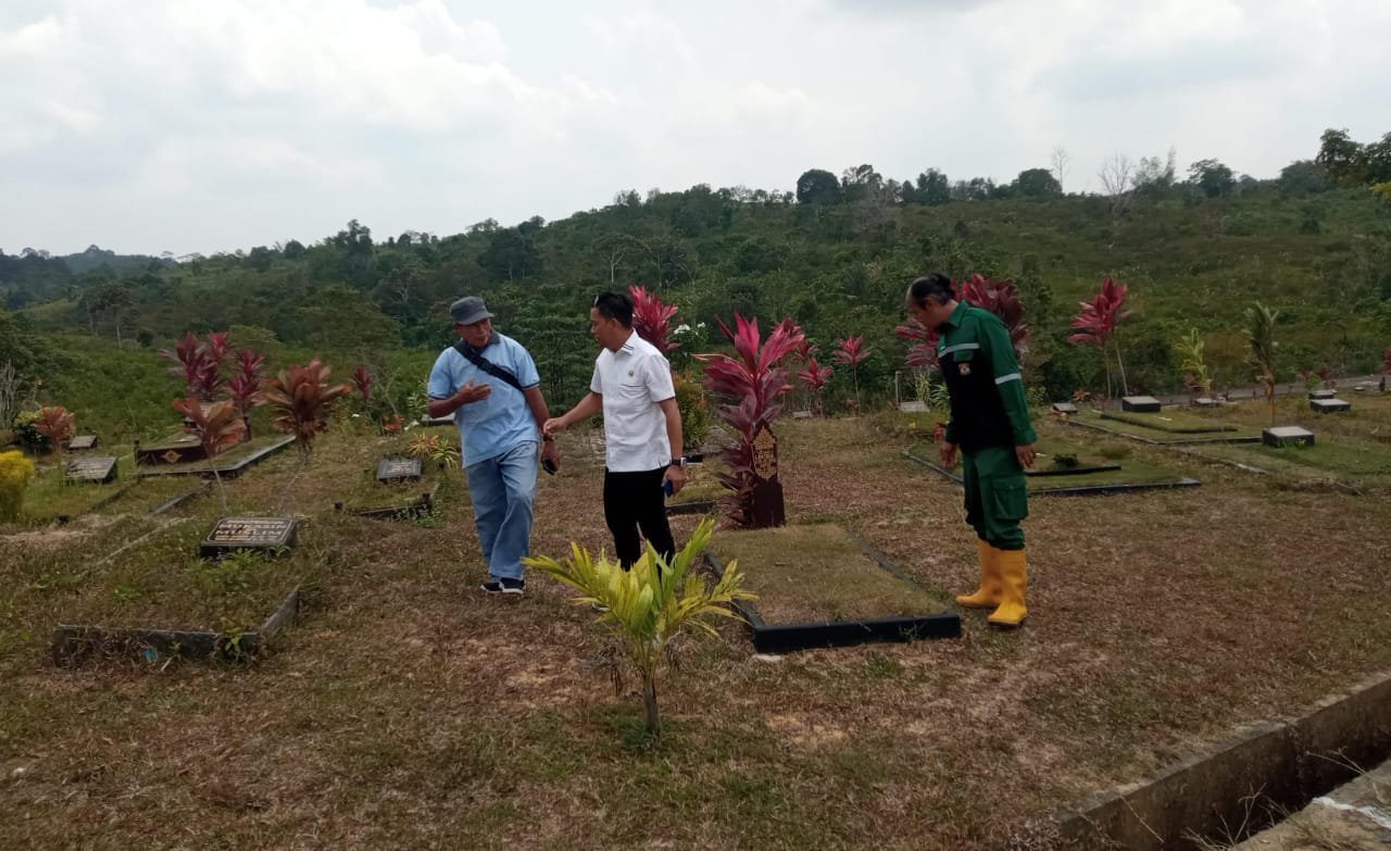 Peninjauan secara langsung terhadap pemakaman pada lahan Pemkot KM 15 Oleh DPRD Kota Balikpapan