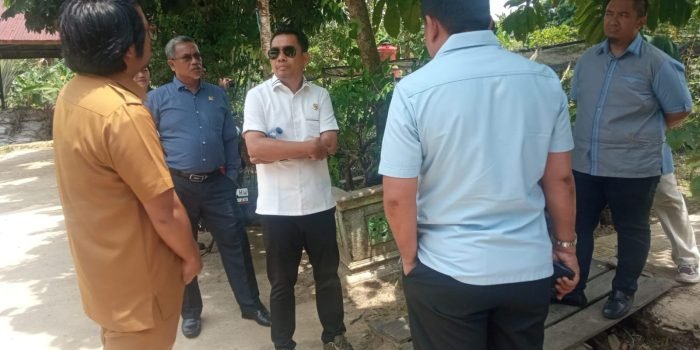 Komisi III Dewan Perwakilan Rakyat Daerah Kota Balikpapan meninjau tempat pembibitan yang berlokasi di Jalan Soekarno Kilometer 12 Kelurahan Karang Joang Kecamatan Balikpapan Utara.(Foto:BorneoFlash.com/Niken Sulastri).