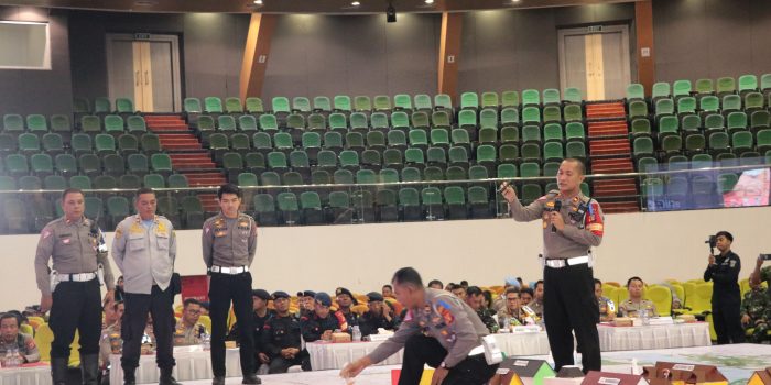 Simulasi Sistem Pengamanan Kota Jelang Pemilu Polda Kaltim pada gelaran Tactical Floor Game di samarinda