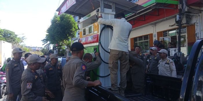 Satpol PP saat melakukan penertiban di Jalan Jenderal Ahmad Yani Kelurahan Gunung Sari Ilir, pada hari Rabu (13/9/2023).(Foto:BorneoFlash.com/Niken Sulastri).