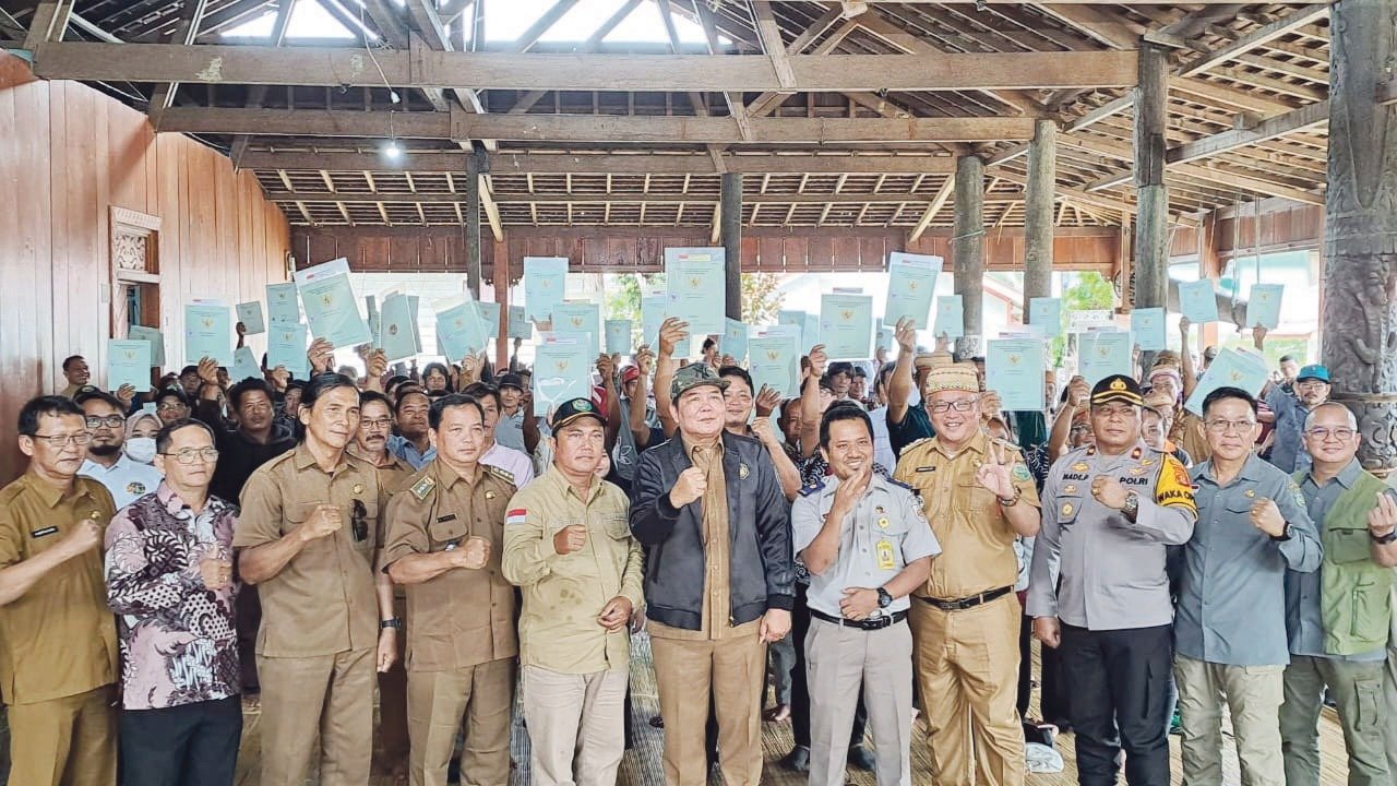 Bupati Mahulu, Bonifasius Belawan Geh, Serahkan 1.503 Sertifikat Tanah Warga Long Pahangai. Foto: HO/Prokopim Mahulu.