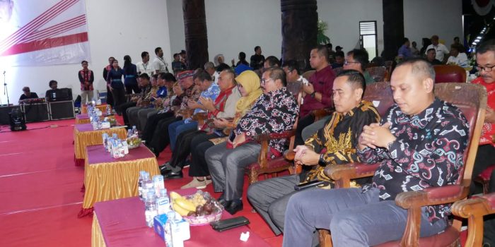 Suasana Pesta di Alun-alun Itho sambil menikmati pesta rakyat di Kutai Barat