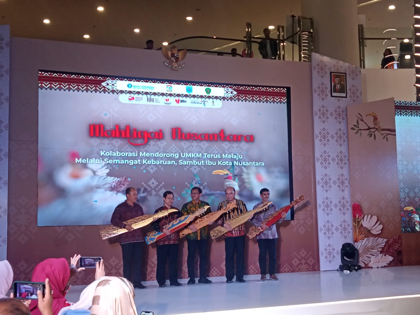 Pembukaan Gerbang UMKM Tahun 2023 ditandai pemetikan alat musik tradisional sappe.(Foto:BorneoFlash.com/Niken Sulastri)