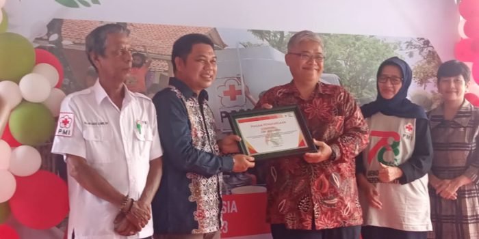 Asisten I Bidang Tata Pemerintahan Sekretariat Daerah Kota Balikpapàn, Zulkipli saat memberikan penghargaan kepada pendonor darah lebih dari 100 kali pada peringatan HUT ke 78 PMI, di Gedung PMI Balikpapan pada hari Minggu (17/9/2023).(Foto:BorneoFlash.co