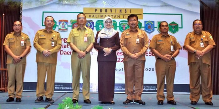 Sekda Mahulu Stephanus Madang (foto: dua dari kiri) dikukuhkan dalam kepengurusan Dewan Pengurus Komwil Kaltim Forsesdasi, periode 2022- 2025 sebagai Ketua Bidang Kesejahteraan