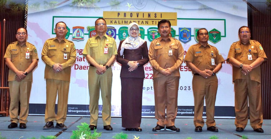 Sekda Mahulu Stephanus Madang (foto: dua dari kiri) dikukuhkan dalam kepengurusan Dewan Pengurus Komwil Kaltim Forsesdasi, periode 2022- 2025 sebagai Ketua Bidang Kesejahteraan
