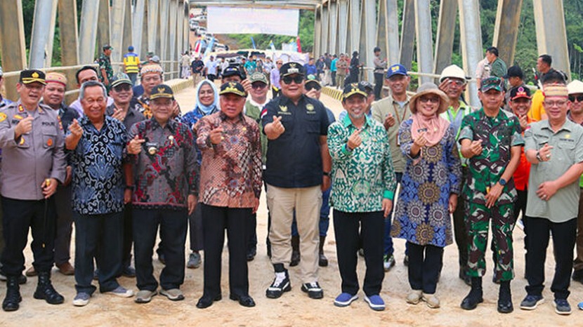 Bupati Mahulu Bonifasius Belawan Geh berfoto bersama Gubernur Isran Noor dan Wagub Kaltim Hadi Mulyadi saat peresmian Jembatan Sei Mubong Jumat (15/09/23).