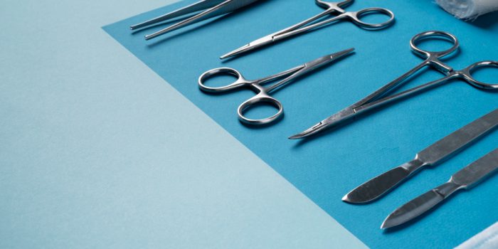 Alat-alat medis seperti instrumen bedah juga mengandalkan nikel karena sifatnya yang tahan terhadap keausan dan memiliki sifat antimikroba.
