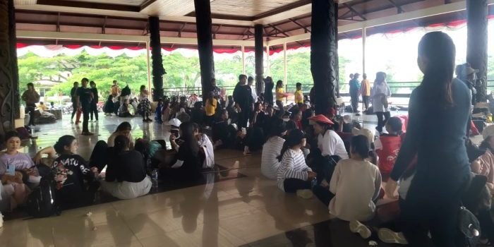 750 penari memulai latihan di Alun-alun Itho, dalam rangka persiapan perayaan Hari Ulang Tahun (HUT) ke-24 Kabupaten Kutai Barat (Kubar) pada 5 November 2023 mendatang. Foto: BorneoFlash.com/Lilis Suryani.