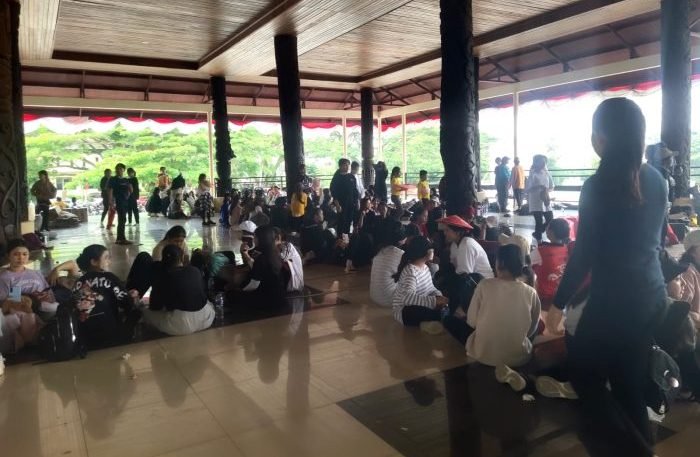 750 penari memulai latihan di Alun-alun Itho, dalam rangka persiapan perayaan Hari Ulang Tahun (HUT) ke-24 Kabupaten Kutai Barat (Kubar) pada 5 November 2023 mendatang. Foto: BorneoFlash.com/Lilis Suryani.