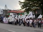 Aksi Bela Palestina oleh Masyarakat Muslim Balikpapan ini dimulai pada Bada Ashar, tepatnya pukul 15.30 Wita di simpang tiga Plaza Balikpapan, Sabtu (21/10/2023). Foto: BorneoFlash.com/Ardian.