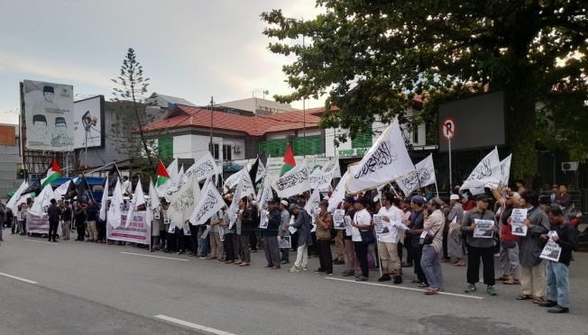 Aksi Bela Palestina oleh Masyarakat Muslim Balikpapan ini dimulai pada Bada Ashar, tepatnya pukul 15.30 Wita di simpang tiga Plaza Balikpapan, Sabtu (21/10/2023). Foto: BorneoFlash.com/Ardian.