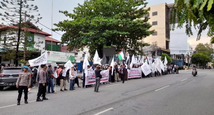 Aksi Bela Palestina oleh Masyarakat Muslim Balikpapan ini dimulai pada Bada Ashar, tepatnya pukul 15.30 Wita di simpang tiga Plaza Balikpapan, Sabtu (21/10/2023). Foto: BorneoFlash.com/Ardian.