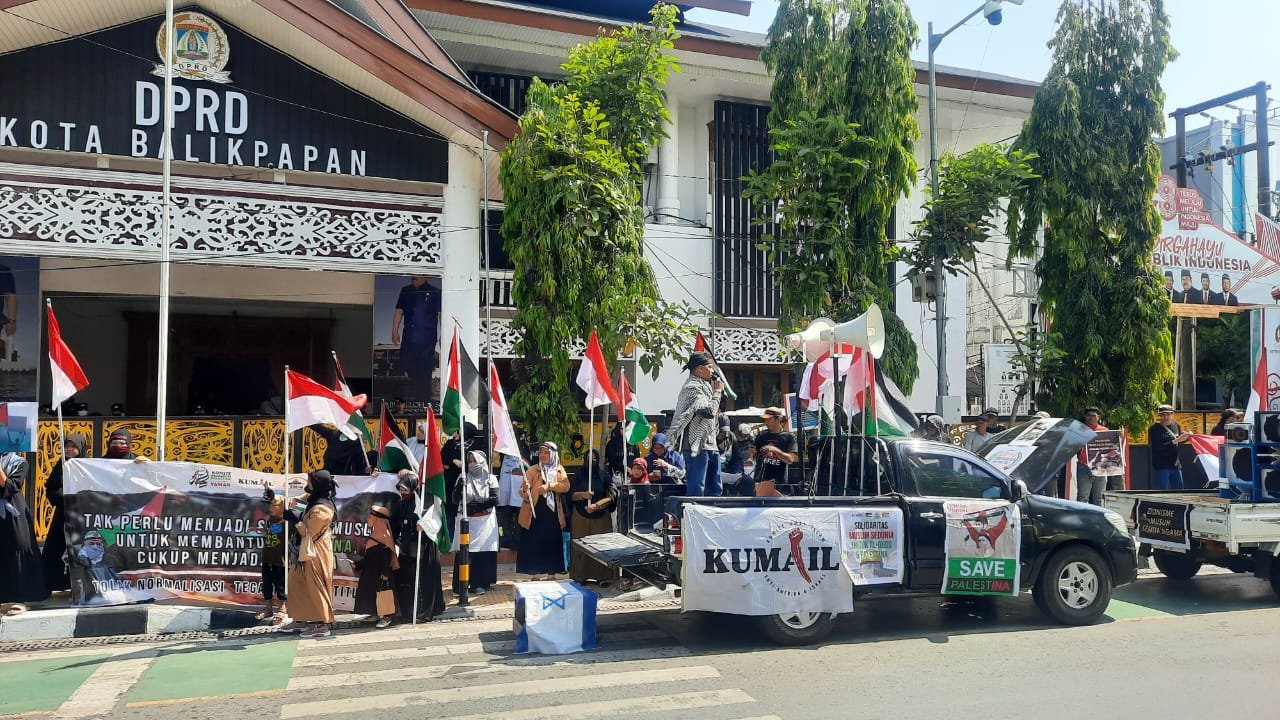 Bela Palestina, KOSPY dan KUMAL Lakukan Aksi Damai di Depan Kantor DPRD Balikpapan