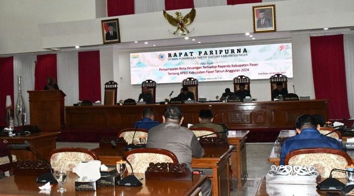 Anggota DPRD Kabupaten Paser dari Fraksi Gerindra, Sri Nordianti, saat menyampaikan pertanyaan dan pertimbangan terkait Raperda APBD Kabupaten Paser tahun 2024 di Ruang Balling Seleloi, Sekretariat DPRD Paser, Senin (16/10/2023). Foto: BorneoFlash.com/Ist.