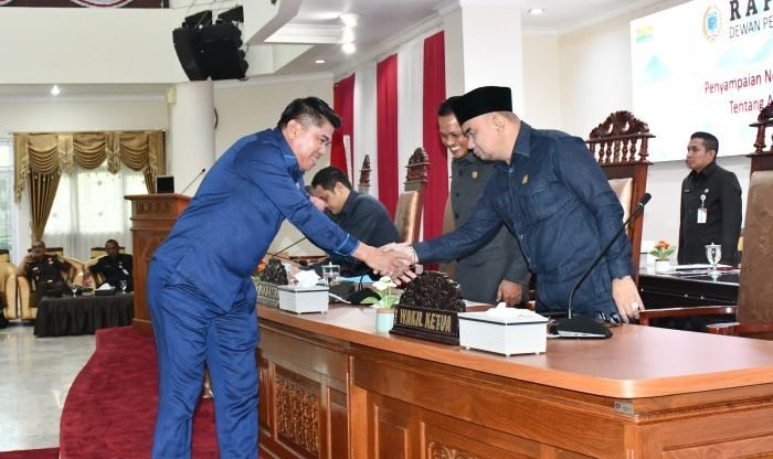 Anggota DPRD Paser dari Fraksi Nasdem, Aji Jarnawi, memberikan sorotan khusus terkait proyeksi Surplus/Defisit Anggaran (SILPA) yang diproyeksikan pada Raperda APBD Tahun 2024 sebesar Rp600 miliar. Foto: BorneoFlash.com/Ist.