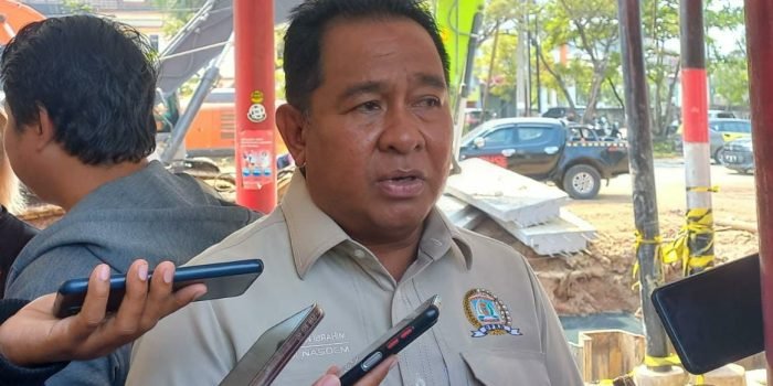 Anggota Dewan Perwakilan Rakyat Daerah (DPRD) Kota Balikpapan, Kamaruddin saat meninjau proyek DAS Ampal. Foto: BorneoFlash.com/Niken Sulastri.