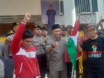 Asep Ahmad Sapturi (Tengah) mewakili dari Komisi IV DPRD Balikpapan menemui puluhan masyarakat Balikpapan yang melakukan aksi damai membela Bangsa Palestina. Foto: BorneoFlash.com/Niken Sulastri.