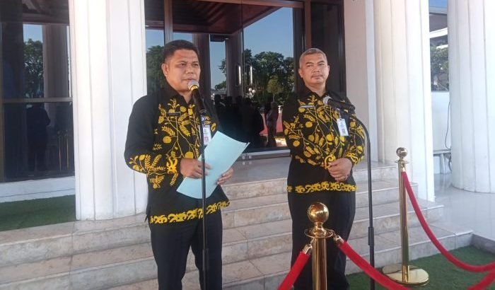 Asisten I Bidang Tata Pemerintahan Setda Kota Balikpapan, Zulkipli didampingi Kepala Dinas Komunikasi dan Informatika Kota Balikpapan, Adamin Siregar, saat press rilis di Balai Kota Balikpapan, pada hari Rabu (25/10/2023). Foto: BorneoFlash.com/Niken Sulastri.