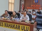 Asisten I Setkab Mahulu Agustinus Teguh Santoso, Kapolres Mahulu, Ketua DPRD Mahulu mengikuti rapat koordinasi persiapan pengamanan pemilu 2024 secara virtual bersama Kapolda Kaltim di Mako Polres Mahulu. Foto: HO/Prokopim Mahulu.