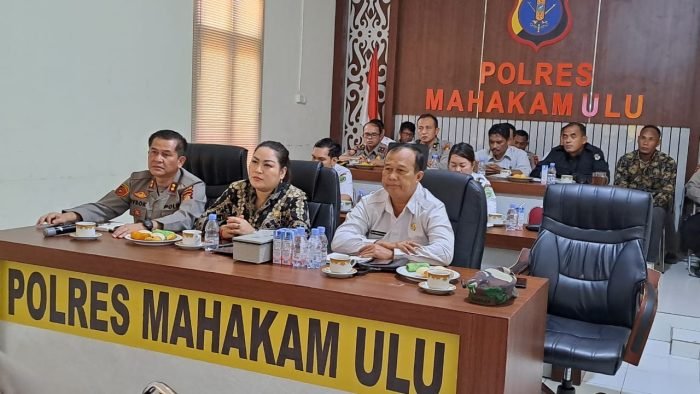 Asisten I Setkab Mahulu Agustinus Teguh Santoso, Kapolres Mahulu, Ketua DPRD Mahulu mengikuti rapat koordinasi persiapan pengamanan pemilu 2024 secara virtual bersama Kapolda Kaltim di Mako Polres Mahulu. Foto: HO/Prokopim Mahulu.
