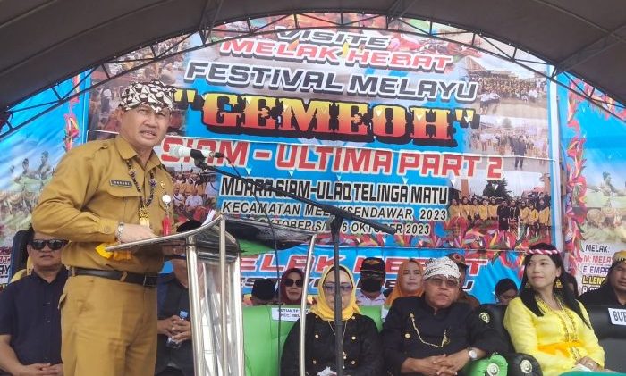 Asisten III Setkab Kutai Barat Sahadi, Membuka Festival Melayu Gemeoh Siam-Ultima yang kedua Kecamatan Melak tahun 2023, Senin (09/10/2023) pagi. Foto: BorneoFlash.com/Lilis.