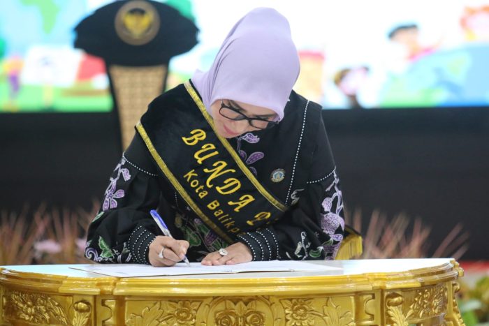 Bunda Paud Kota Balikpapan Hj Nurlena Mas'ud melakukan penandatangan komitmen Kolaborasi dan Bersinergi dengan Komunitas Muda Balikpapan. Foto: BorneoFlash.com/Niken Sulastri.