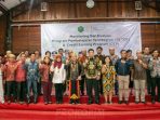 Bupati Mahulu Bonifasius Belawan Geh, S.H., M.E yang didampingi Ketua TP PKK Yovita Bulan Bonifasius, berfoto bersama. Saat menerima kunjungan Dekan FIA UI Prof Dr Chandra Wijaya, M.Si., M.M beserta civitas akademika di Balai Adat Kampung Ujoh Bilang, Sabtu (30/9/2023). Foto: HO/prokopim Mahulu.