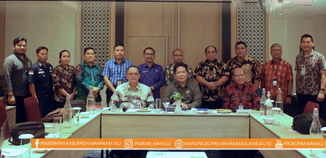 Bupati Mahulu Bonifasius Belawan Geh, S.H., M.Si didampingi Sekretaris Daerah Kabupaten Mahulu Dr. Stephanus Madang, S.Sos., M.M., mendengarkan Pemaparan Pelayanan Penerbangan PT. AMA Airlines. Foto: HO/Prokopim Mahulu.