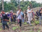 Bupati Mahulu Bonifasius Belawan Geh, bersama warga menanam padi ladang di Kampung Datah Naha, Kecamatan Long Pahangai, kabupaten Mahakam Ulu, beberapa waktu lalu. Foto: HO/prokopim Mahulu.