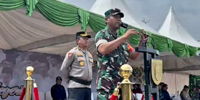 Danrem 091/ASN Brigjen TNI Yudhi Prasetiyo, S.I.P dan Kapolresta Balikpapan, Kombes Pol Anton Firmanto Saat Apel Gelar Kesiapan TNI-Polri dalam rangka Pengamanan Kunjungan Kerja Wakil Presiden RI Prof. Dr. (H.C.) K.H. Ma’ruf Amin di Wilayah Kota Balikpapan. Foto: BorneoFlash.com/Niken Sulastri.