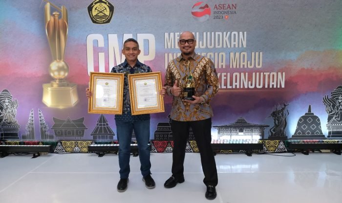 Direktur Legal and Corporate Affairs Kideco Arif Kayanto (kiri) bersama Direktur Utama Kideco M. Kurnia Ariawan (kanan) menerima penghargaan GMP Award 2023. Foto: HO/Kideco Jaya Agung.