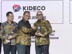 Direktur Utama Kideco M. Kurnia Ariawan (kiri) menerima Thropy Penghargaan Subroto Award 2023 dari Plt Dirjen Minerba ESDM Bambang Suswantono. Foto: HO/Kideco Jaya Agung.