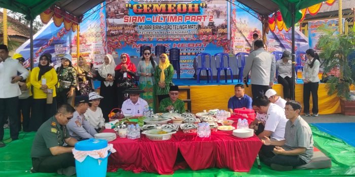 Festival Makan Bekerobok Besela yang dilaksanakan di Simpang TigaTambaq Malang atau sering disebut Simpang Pelabuhan Melak, Rabu (11/10/2023) pagi. Foto: BorneoFlash.com/Lilis.