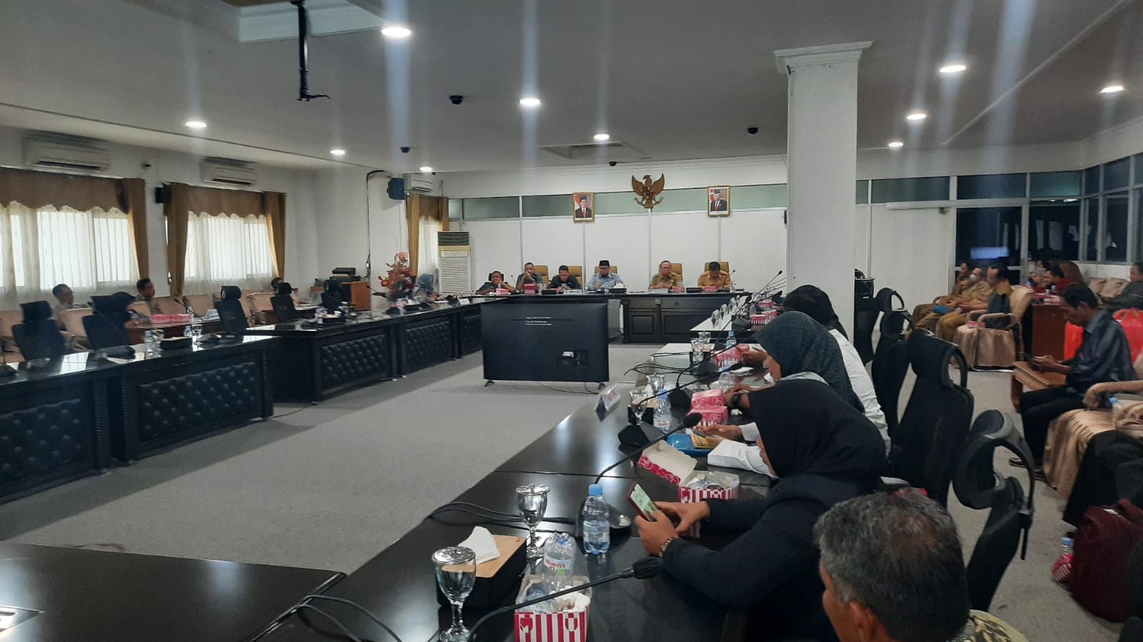 Forum Guru dan Tenaga Kependidikan Honorer Non Kategori Usia 35 Plus (GTKHNK 35+) Paser mengadukan nasib mereka kepada Komisi II DPRD Paser pada Senin (23/10/2023). Foto: BorneoFlash.com/Ist.